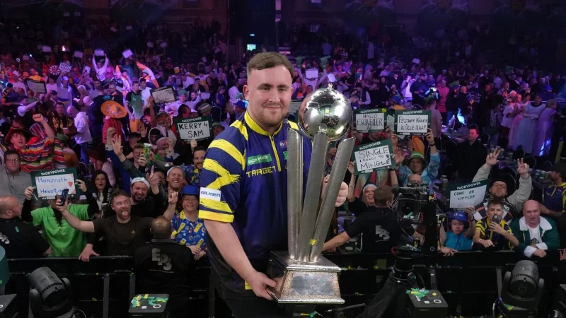 Littler pr&auml;sentiert zum zweiten Mal die WM-Troph&auml;e. - &copy; Dave Shopland/AP/dpa