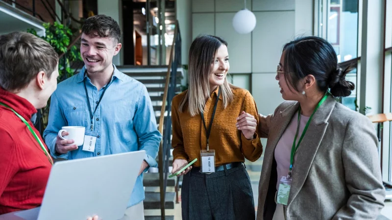 Gelegenheit f&uuml;r Humor und eine positive innere Haltung: Besch&auml;ftigte k&ouml;nnen sich auch eigeninitiativ f&uuml;r mehr Spa&szlig; bei der Arbeit einsetzen. - &copy; Uwe Umst&auml;tter/Westend61/dpa-tmn