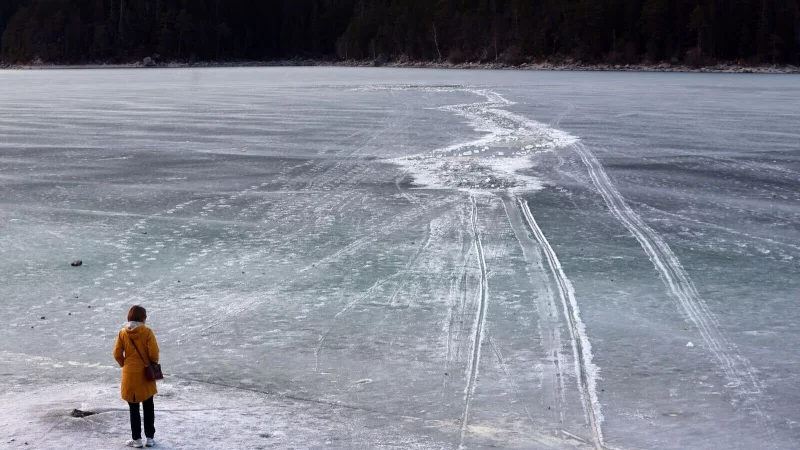 Eine geschlossene Eisfl&auml;che sieht tr&uuml;gerisch sicher aus: Die tats&auml;chliche Tragf&auml;higkeit ist oft schwer einzusch&auml;tzen. - &copy; Karl-Josef Hildenbrand/dpa/dpa-tmn