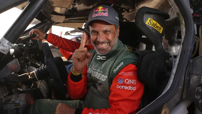 Finger hoch: Nasser Al-Attiyah jubelt in Saudi-Arabien. - &copy; Thibault Camus/AP/dpa