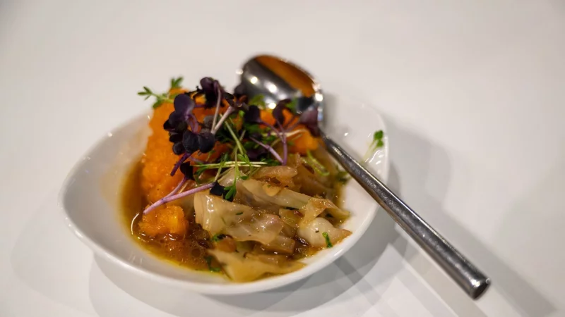 Wenn die Konsistenz des Schmorkohl sch&ouml;n &laquo;schlotzig&raquo; ist, schmeckt er am besten. - &copy; Nico Tapia/dpa-tmn