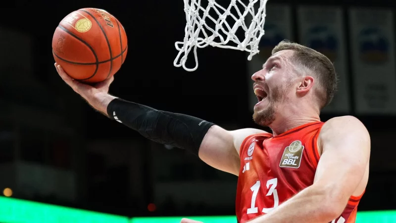 Andreas Obst sicherte den Bayern-Basketballern den Sieg &uuml;ber Panathinaikos Athen. - &copy; Soeren Stache/dpa