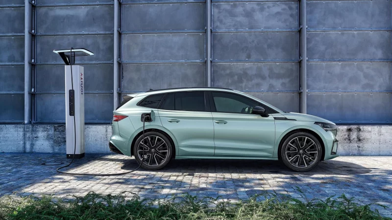 Zeit f&uuml;r neue Energie: Ein Skoda Enyaq f&uuml;llt seine Batterie an einer Lades&auml;ule - &copy; Skoda/dpa-tmn