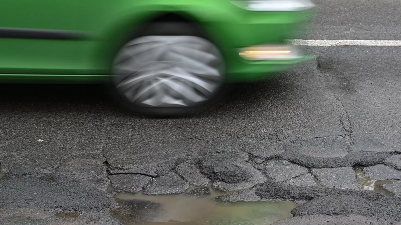 Frost und Tauwetter hinterlassen Spuren: Wer jetzt vorausschauend f&auml;hrt, landet nicht so leicht im Schlagloch. - &copy; Patrick Pleul/dpa/dpa-tmn