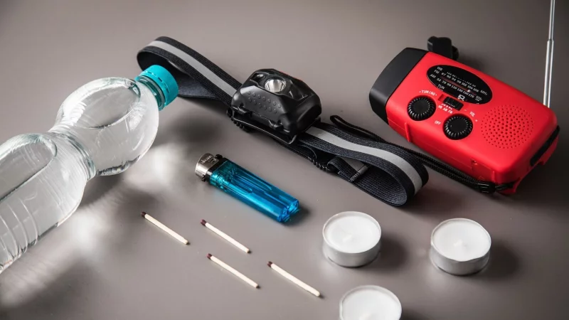 Bei Stromausfall wichtig: Taschenlampen, Kerzen und ein batteriebetriebenes oder Kurbelradio geh&ouml;ren in jeden Haushalt. - &copy; Christin Klose/dpa-tmn