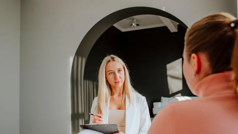 Psychiatrische Kliniken helfen Menschen als Schutzraum in akuten psychischen Krisen. - &copy; Maria Diachenko/Westend61/dpa-tmn