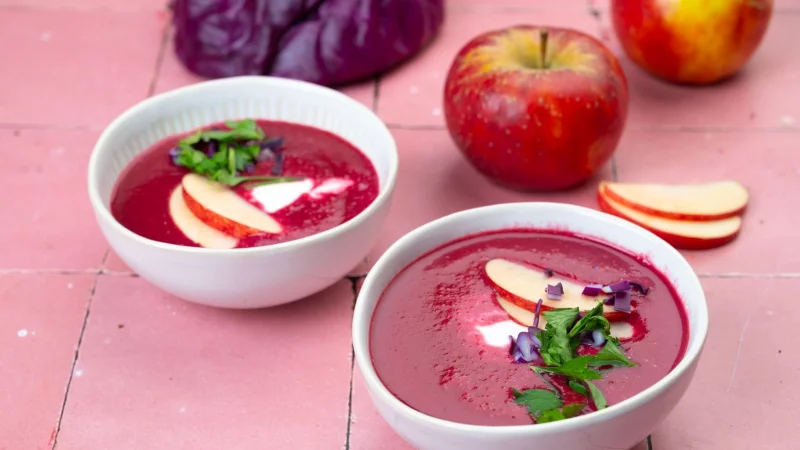 Rotkohl muss nicht immer klassisch geschmort werden: Auch als Suppe mit Apfel und Kokosmilch bringt er Abwechslung auf den Tisch. - &copy; Ariane Bille/BVEO/dpa-tmn