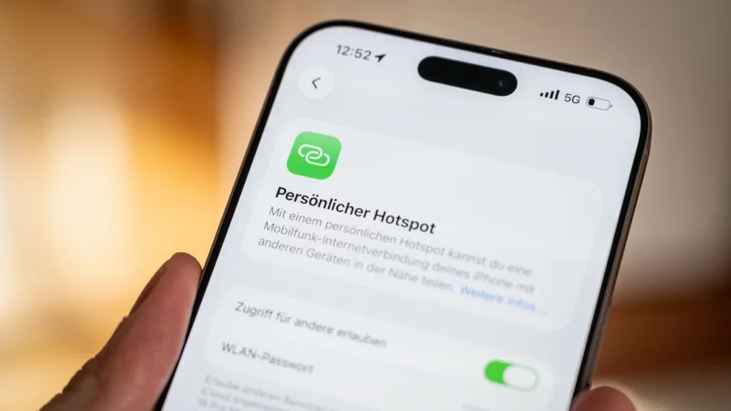 Geht das WLAN nicht, hilft das Smartphone: In den Einstellungen l&auml;sst sich ein pers&ouml;nlicher WLAN-Hotspot aktivieren. Damit k&ouml;nnen andere Ger&auml;te das Internet &uuml;ber das Mobilfunknetz nutzen. - &copy; Nico Tapia/dpa-tmn
