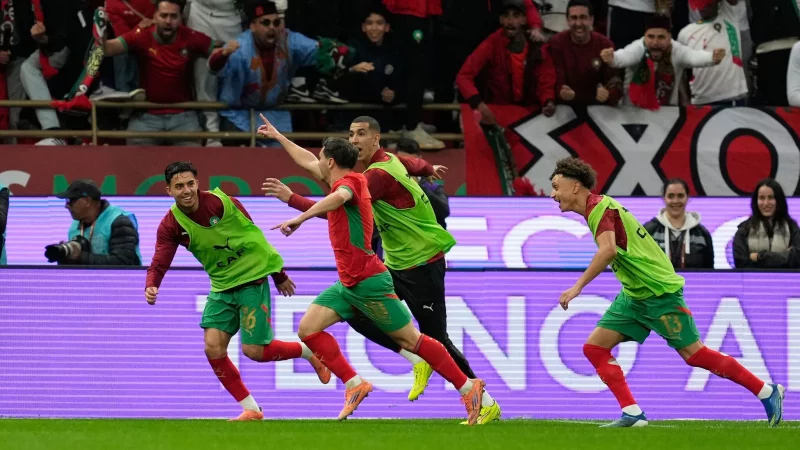 Gro&szlig;e Freude: Brahim D&iacute;az feiert sein Tor zum 1:0 mit Marokkos Ersatzspielern. - &copy; Mosa\\\'ab Elshamy/AP/dpa