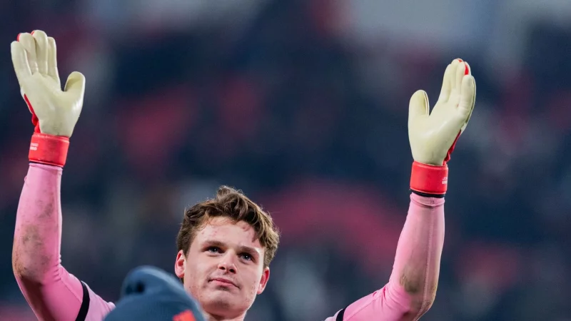 Jonas Urbig wurde beim Bayern-Sieg in Eindhoven zum Man of the Match gek&uuml;rt. - &copy; Rolf Vennenbernd/dpa