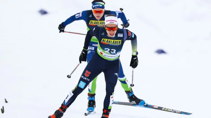 Pia Fink (vorn) belegt nach vier Etappen als beste Deutsche Platz 12 in der Gesamtwertung der Tour de Ski. - &copy; Daniel Karmann/dpa