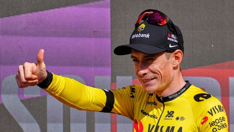 Daumen hoch f&uuml;r die Premiere: Jonas Vingegaard f&auml;hrt erstmals den Giro d\\\'Italia. (Archivbild) - &copy; Miguel Oses/AP/dpa