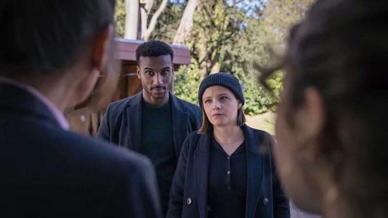 Liv Moormann und Patrice Schipper (M, Jasna Fritzi Bauer und Tijan Njie) &uuml;berbringen eine traurige Nachricht. - &copy; Magdalena Stengel/RB TV/Pressestelle/dpa