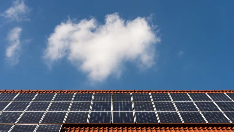 Neue Regelung: Ab Juni 2026 k&ouml;nnen Hauseigent&uuml;mer &uuml;bersch&uuml;ssigen Solarstrom unb&uuml;rokratisch an Nachbarn im Quartier abgeben. - &copy; Sebastian Gollnow/dpa