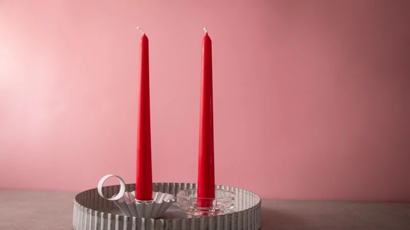 Zwei Kerzen im Vergleich: Brennt eine dank eines Tricks wirklich l&auml;nger als die andere? - &copy; Christin Klose/dpa-tmn