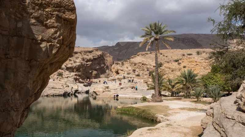 Das Wadi Bani Khalid erfreut sich vor allem an Wochenenden gro&szlig;er Beliebtheit. Auf dem Asphaltweg zum See und den Badepools vereint sich dann ein bunter V&ouml;lkermix. - &copy; Andreas Drouve/dpa-tmn