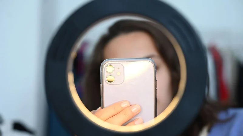 Das Licht stimmt schon mal: Viele Kinder tr&auml;umen von einer Karriere als Influencer. - &copy; Niklas Graeber/dpa/dpa-tmn