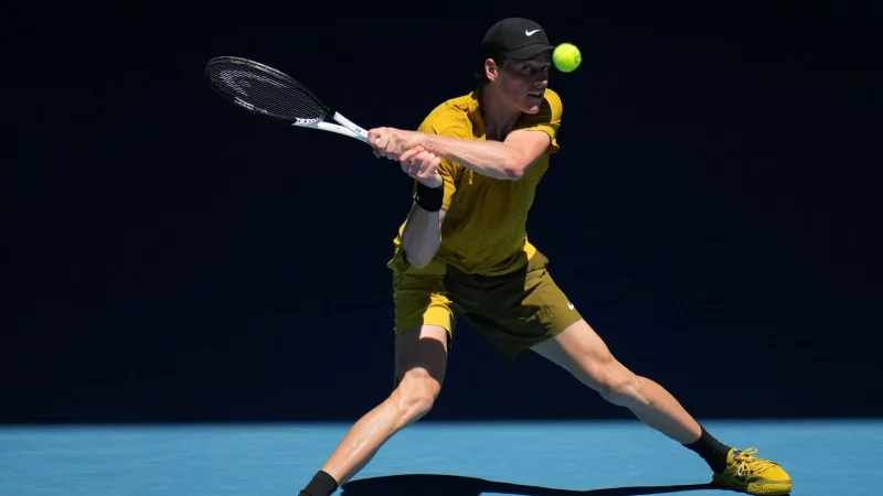 Jannik Sinner qu&auml;lte sich in Melbourne ins Achtelfinale. - &copy; Dita Alangkara/AP/dpa