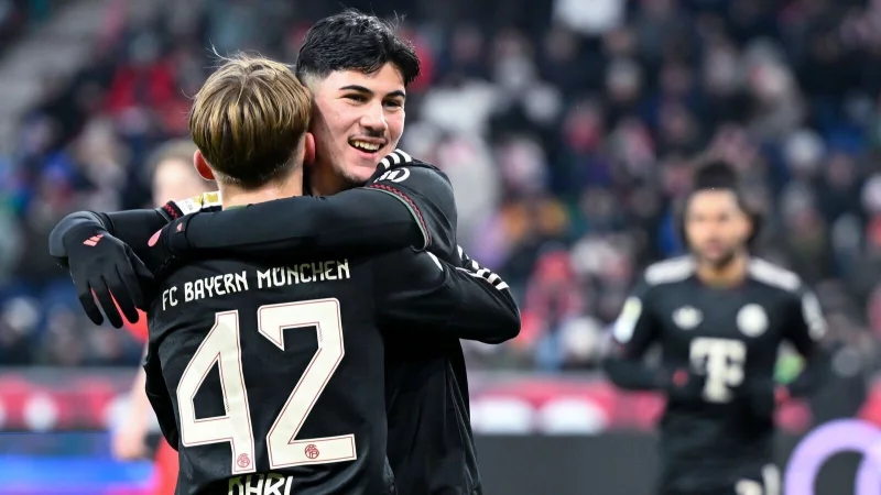 Lennart Karl (Nr 42.) wird nach seinem ersten Tor gefeiert. - &copy; Sven Hoppe/dpa