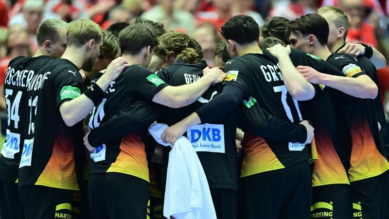 Die deutschen Handballer haben den Einzug ins EM-Halbfinale in den eigenen H&auml;nden. - &copy; Sina Schuldt/dpa