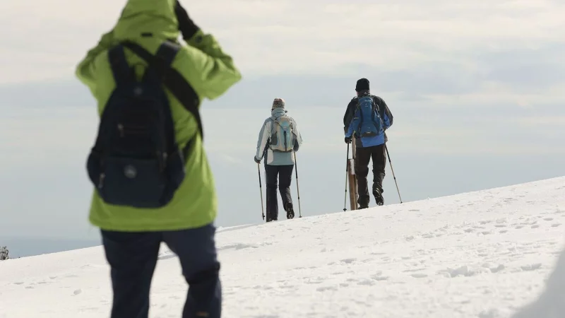 Sollen auch bei unwirschem Wetter warm und trocken halten: Outdoor-Hosen, -Jacken & Co. - &copy; Matthias Bein/dpa/dpa-tmn