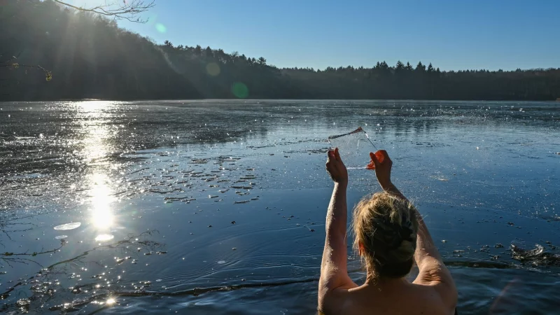 Wer als Anf&auml;nger mit dem Eisbaden beginnt, h&auml;lt sich am besten nur kurz im Wasser auf und steigert sich langsam. - &copy; Patrick Pleul/dpa/dpa-tmn