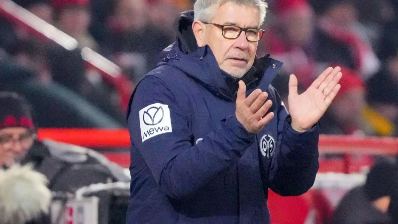 Mainz-Trainer Urs Fischer klatscht in die H&auml;nde. - &copy; Soeren Stache/dpa