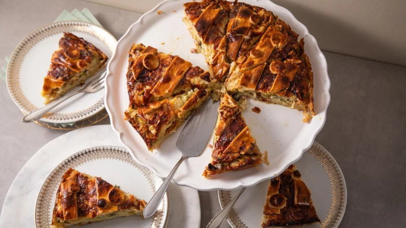 Der Walliser Gem&uuml;sekuchen mit Kartoffeln, Lauch, Apfel und Bergk&auml;se wird Cholera genannt. - &copy; Christin Klose/dpa-tmn