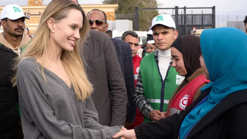 Angelina Jolie informierte sich am &auml;gyptischen Grenz&uuml;bergang Rafah &uuml;ber Hilfsma&szlig;nahmen f&uuml;r den Gazastreifen. - &copy; Mohammed Arafat/AP/dpa