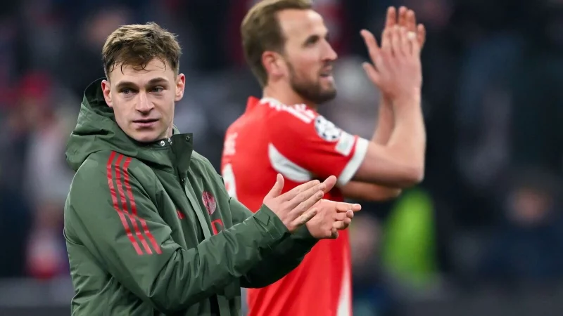 Das erste Etappenziel ist erreicht: Joshua Kimmich (l) und Harry Kane feiern den Einzug ins Achtelfinale. - &copy; Sven Hoppe/dpa