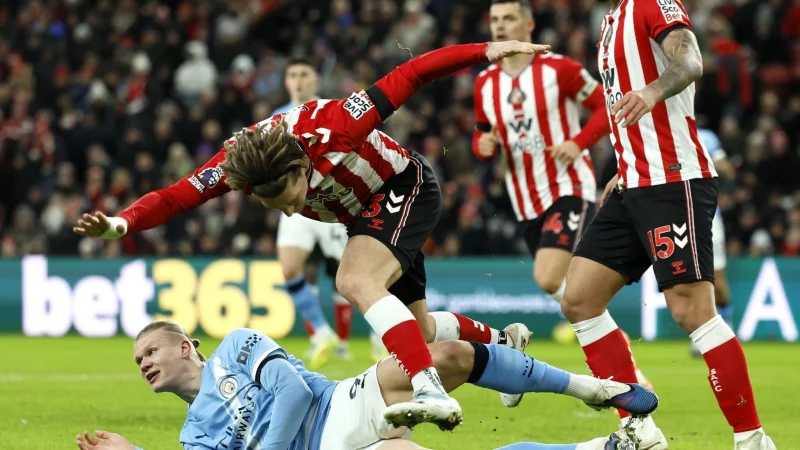 Diesmal mit Ladehemmung: Erling Haaland (l) patzte mit Manchester City zum Start ins neue Jahr. - &copy; Richard Sellers/PA Wire/dpa