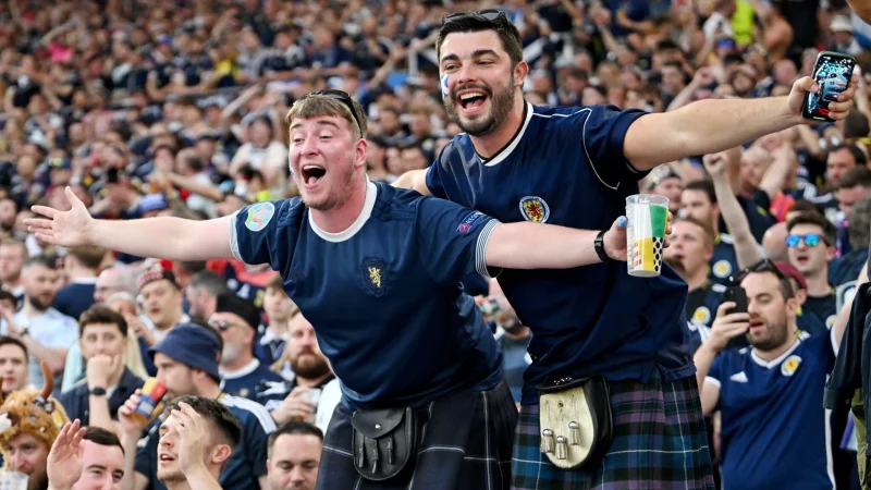 Schottische Fu&szlig;ball-Fans zeigten sich bei der EM in Deutschland 2024 von ihrer ausgelassenen Seite. (Archivbild) - &copy; Marijan Murat/dpa