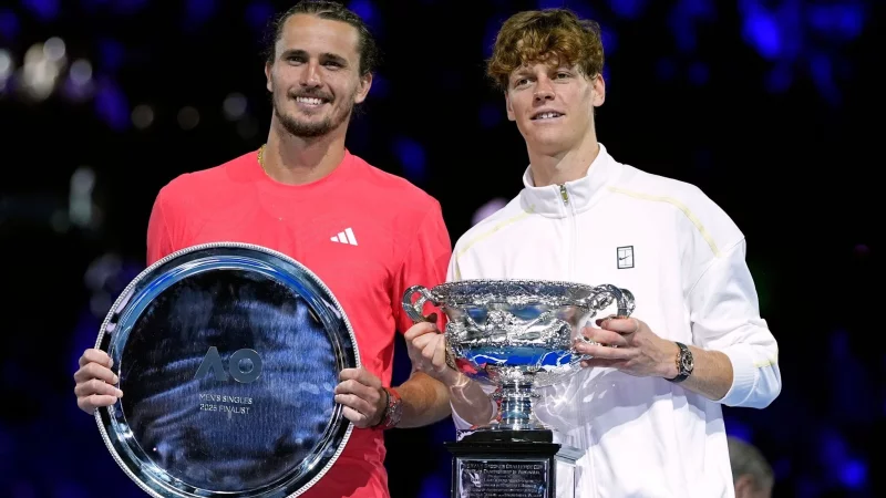 2025 gewann Jannik Sinner (r.) im Finale von Melbourne gegen Alexander Zverev. (Archivbild) - &copy; Asanka Brendon Ratnayake/AP/dpa