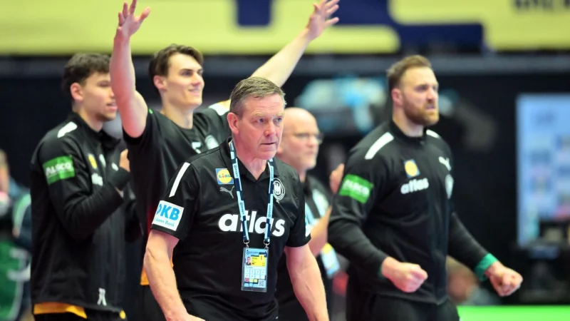 Alfred Gislason feiert mit Deutschlands Handballern den Einzug in die EM-Hauptrunde. - &copy; Sina Schuldt/dpa