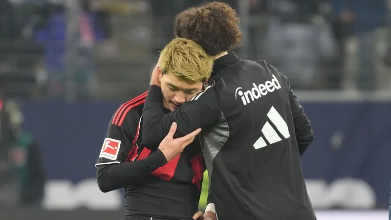 Komm\\\' in meine Arme: Arthur Theate (r) tr&ouml;stet Mitspieler Ritsu Doan nach dem 1:3. - &copy; Marc Sch&uuml;ler/dpa