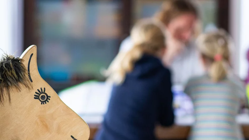 Eltern stehen bei pl&ouml;tzlichem Stromausfall vor Betreuungsproblemen: Nicht jedes Kind kann unbeaufsichtigt bleiben. - &copy; Guido Kirchner/dpa/dpa-tmn