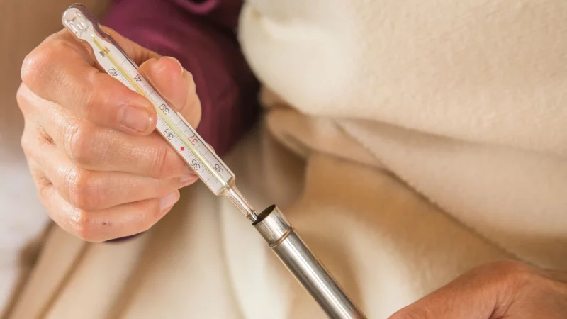 In einigen Haushalt sind sie noch zu finden: Fieberthermometer mit Quecksilber. - &copy; Christin Klose/dpa-tmn