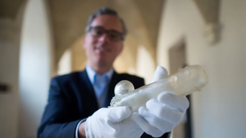 Der Glasphallus von Herford wurde auch schon in einer Ausstellung pr&auml;sentiert. (Archivbild) - &copy; picture alliance / dpa