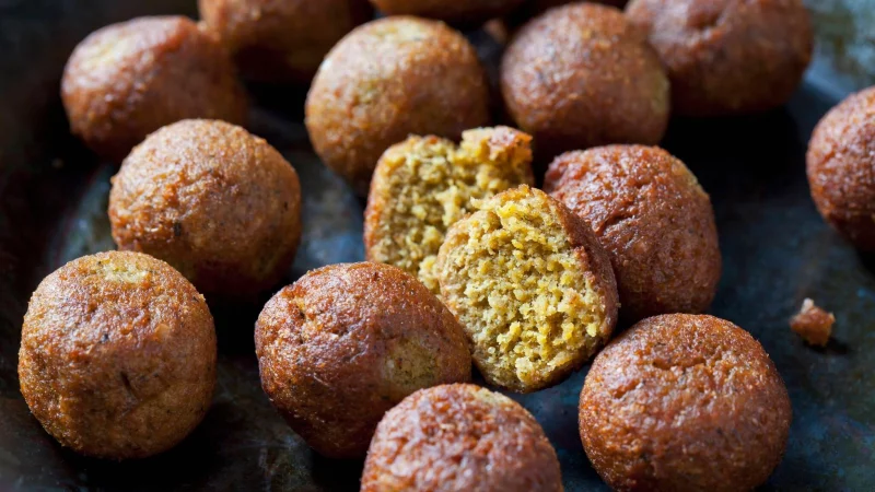 Au&szlig;en total knusprig, innen sch&ouml;n fluffig und voller Geschmack: So stellen wir uns Falafel vor. Damit sie so gelingen, sind ein paar Tricks gefragt. - &copy; Dieter Heinemann/Westend61/dpa-tmn