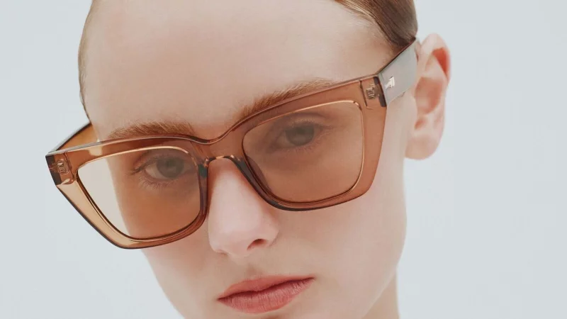 Jetzt im Trend: Brillengestelle, die Durchblicke erlauben. Hier zu sehen: Brille &laquo;Le Coeur&raquo; von Le Specs. - &copy; Le Specs/dpa-tmn