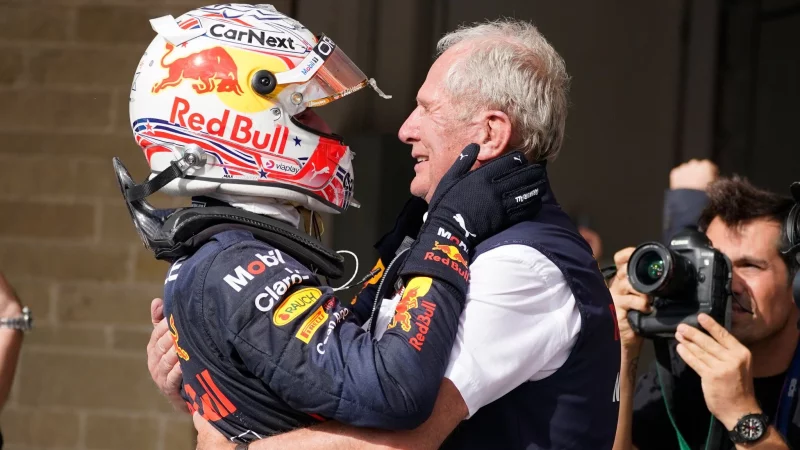 Helmut Marko (r.) z&auml;hlt zu den engsten Vertrauten von Max Verstappen. (Archivbild) - &copy; Darron Cummings/AP/dpa