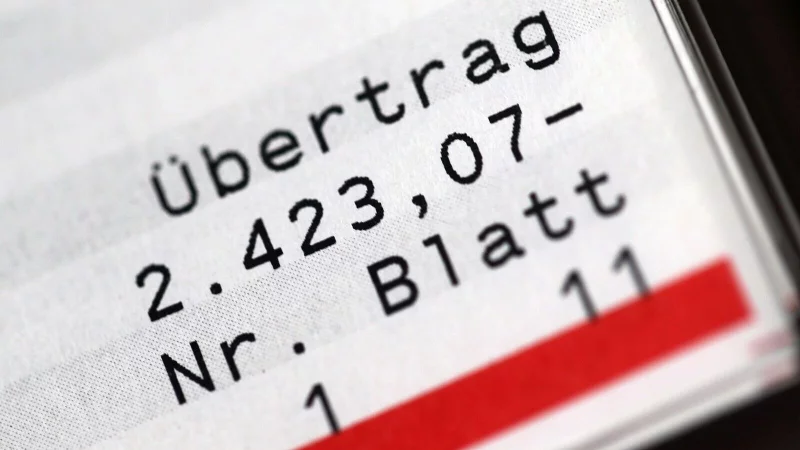 Der h&auml;ufigste Grund f&uuml;r ein &uuml;berzogenes Girokonto sind hohe Lebenshaltungskosten f&uuml;r Miete, Lebensmittel und Mobilit&auml;t. - &copy; Mascha Brichta/dpa-tmn