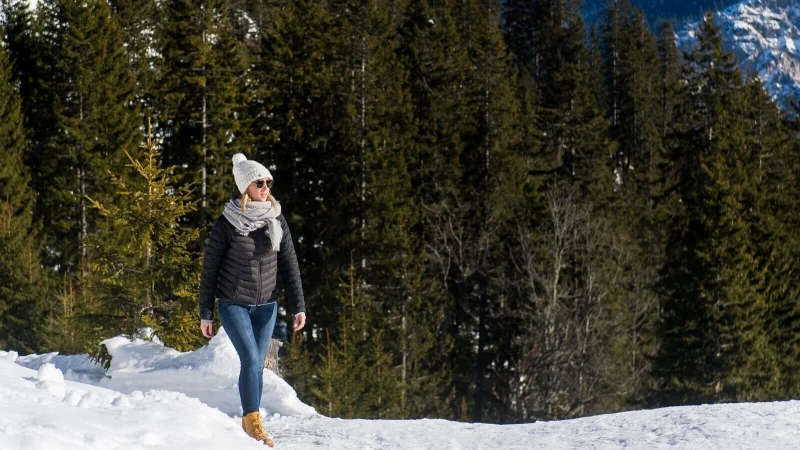 Unterwegs in den Bergen: Die zunehmende H&ouml;he und der Schnee erh&ouml;hen das Sonnenbrandrisiko. Hier ist Sonnenschutz besonders wichtig. - &copy; Benjamin Nolte/dpa-tmn