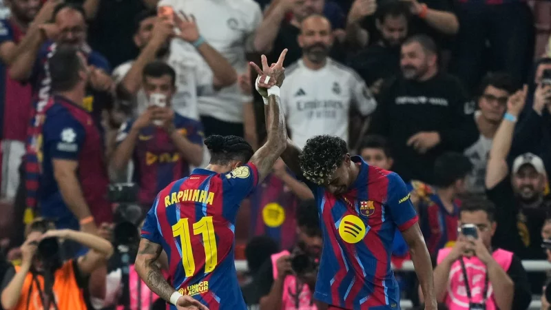 Barcelonas Raphinha (l) feiert mit Teamkollege Lamine Yamal den F&uuml;hrungstreffer. - &copy; Altaf Qadri/AP/dpa