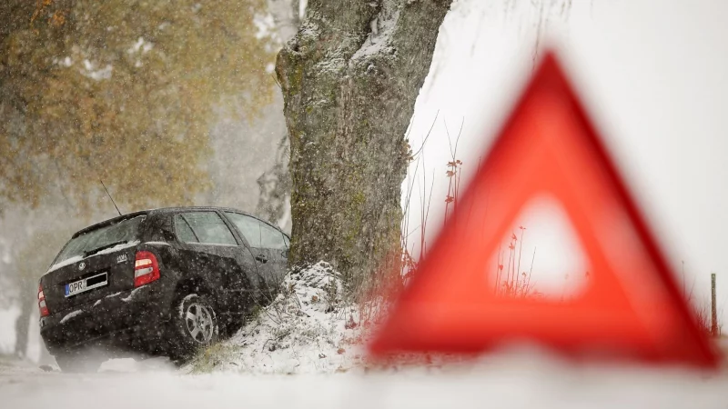 Wenn es kracht, gilt zuerst: Warnblinker einschalten, Warnweste anlegen und das Warndreieck aufstellen. - &copy; Hannibal Hanschke/dpa/dpa-tmn