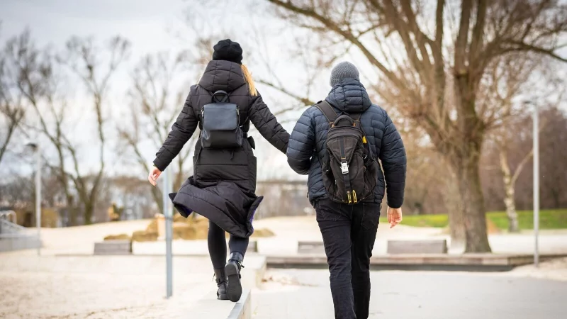 Spazieren gehen ist ein nat&uuml;rlicher Stimmungsaufheller - auch an tr&uuml;ben Tagen. - &copy; Moritz Frankenberg/dpa/dpa-tmn