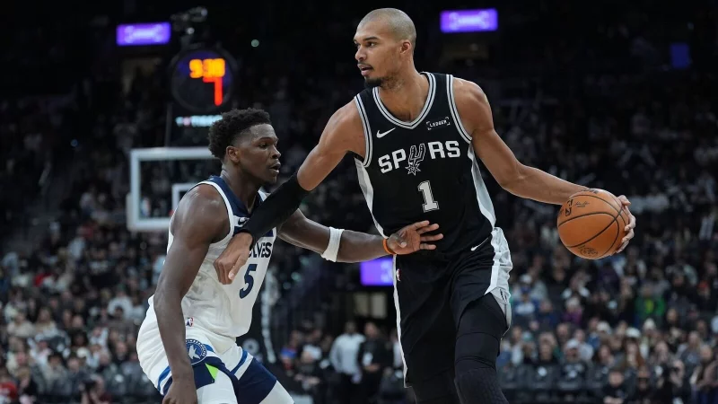 Edwards (links) kam auf 55 Punkte, Wembanyama aber war am Ende der Gewinner. - &copy; Eric Gay/AP/dpa