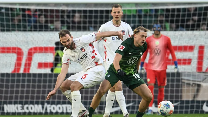 Wolfsburgs Lovro Majer (r) wird vom Heidenheimer Benedikt Gimber bedr&auml;ngt. - &copy; Swen Pf&ouml;rtner/dpa