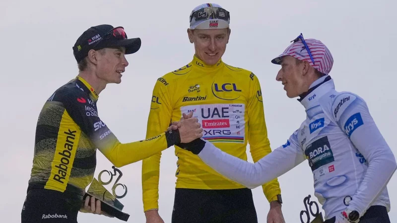 Das Tour-Podium des vergangenen Jahres: Sieger Tadej Pogacar (M), der Zweite Jonas Vingegaard und der deutsche Dritte Florian Lipowitz (r). - &copy; Mosa\\\'ab Elshamy/AP/dpa