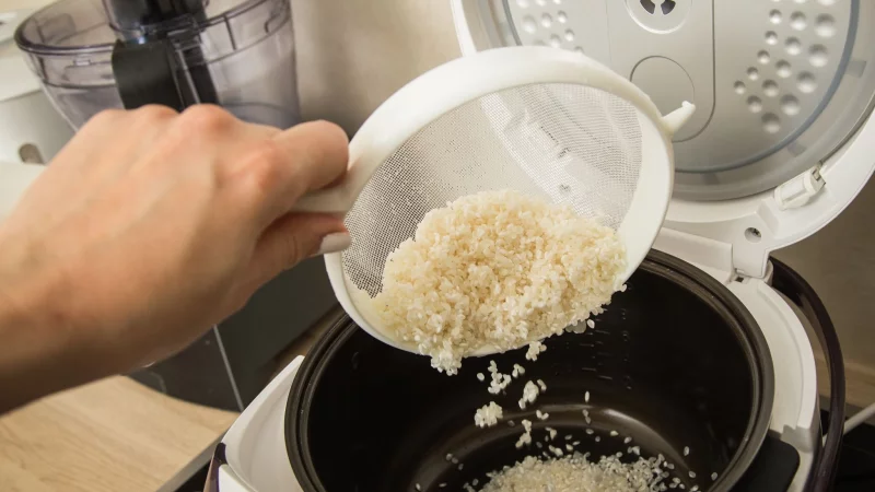 Wie viel Reis darf&rsquo;s sein? F&uuml;r G&auml;ste empfiehlt sich ein Reiskocher mit mindestens drei Litern, f&uuml;r Singles oder Paare reicht oft ein Liter Fassungsverm&ouml;gen aus. - &copy; Christin Klose/dpa-tmn